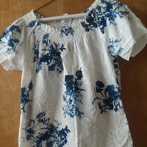Medium blouse with elastic neckline. Nwot